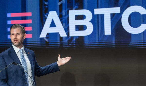 Состояние семьи Трампа упало на 1 миллиард долларов из-за краха криптовалюты