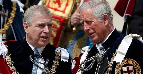 Королевские войны — король Карл забрал все у своего брата Андрея, оставив его бездомным и без титулов.