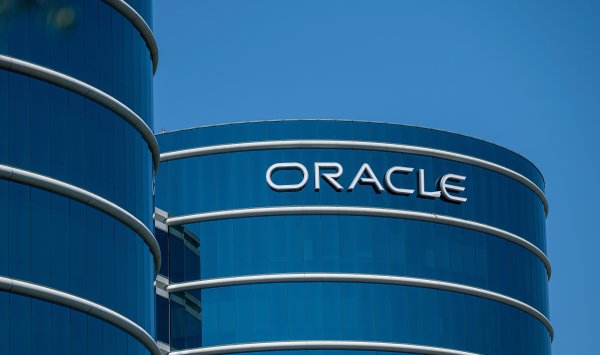 Трейдеры превращают долг Oracle в страховку от краха искусственного интеллекта