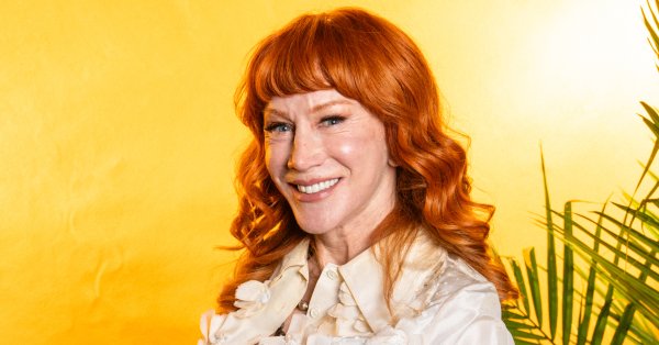 Кэти Гриффин в 65 лет — ослепительная и сексуальная в красном купальнике с вырезом