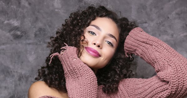 Самые стильные прически для вьющихся волос в этом сезоне.