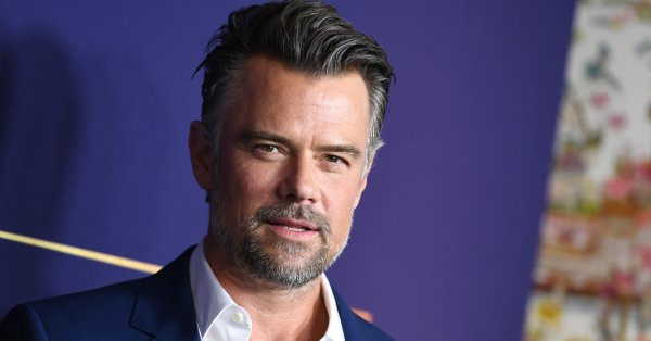 Джош Дюамель — обаятельный Дэнни Маккой в ​​53 года, привлекательный и сексуальный даже с сединой