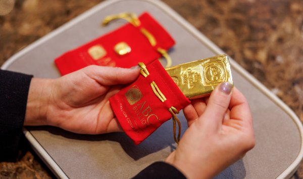 Россияне копят золото, равное резервам Испании