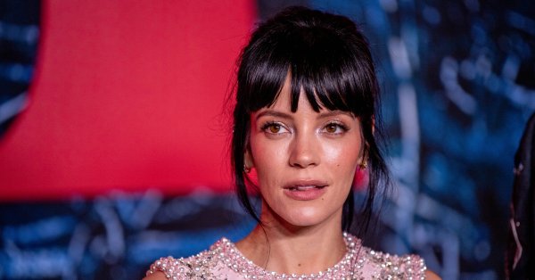 Красота и стиль: Лили Аллен дебютирует на подиуме в роли Одри Хепберн