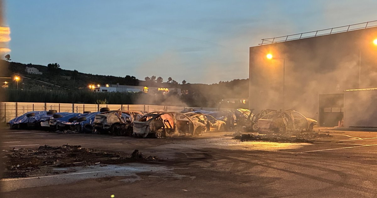 Два десятка Tesla сгорели при пожаре в автосалоне во Франции