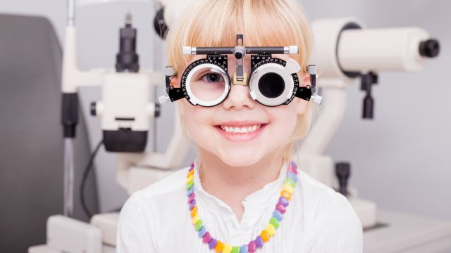 Когда пора пройти первую проверку зрения ребенка?