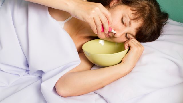 Промывание носа солевым раствором помогает при простуде и не только.