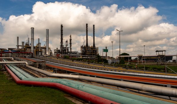 Опасения перенасыщения и санкций оказывают давление на цены на нефть