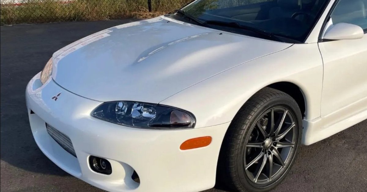 Почему у первого Митсубиси Эклипс была горбка на капоте