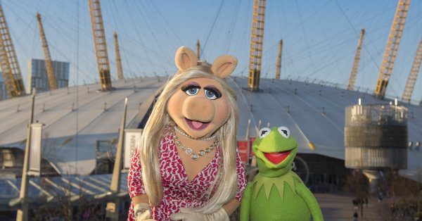 Сюрприз: Эмма Стоун и Дженнифер Лоуренс снимают фильм «Мисс Пигги» из Маппет-шоу.