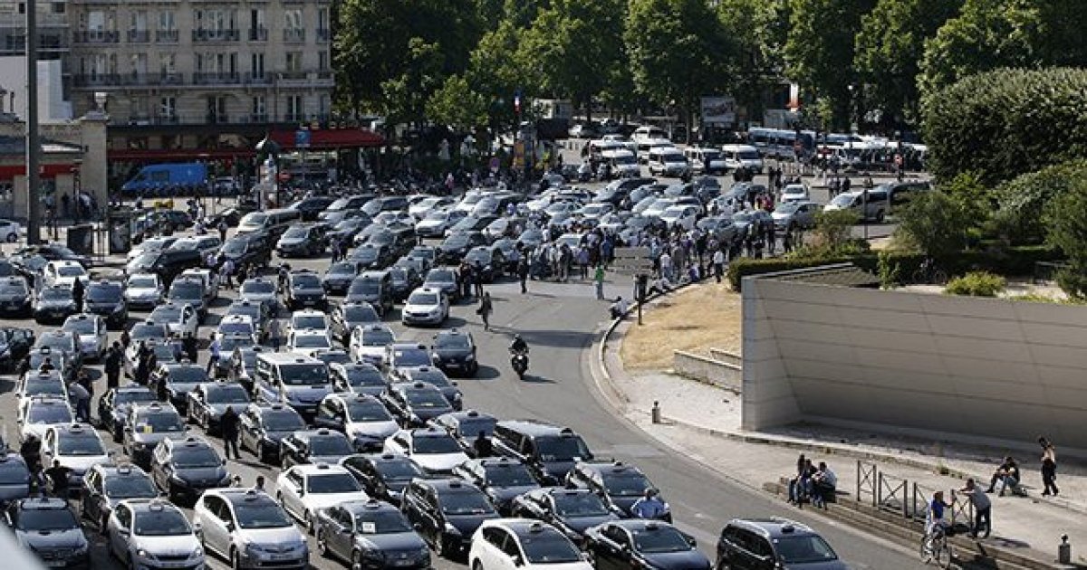 Как водители в Париже справляются без знака «стоп»