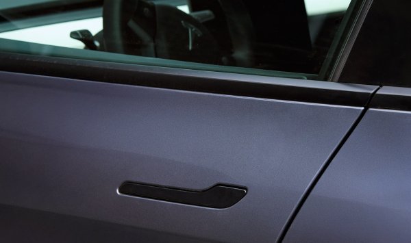 Жалобы владельцев Tesla растут в связи с расследованием в США заклинивших дверей