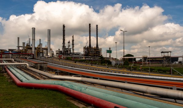 Санкции и украинские дроны подрывают экспорт российского топлива