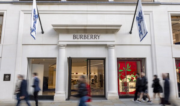 Burberry возвращается к своим корням: стратегия Шульмана окупается