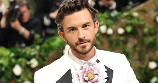 Джонатан Бэйли стал первым открытым геем, которого журнал People назвал самым сексуальным мужчиной из ныне живущих.