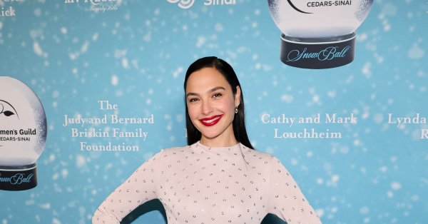 Словно видение в белом – Галь Гадот блистала на красной дорожке в уникальном белом платье