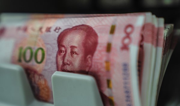 МВФ предупреждает о рисках, поскольку страны заменяют долларовые кредиты юанями