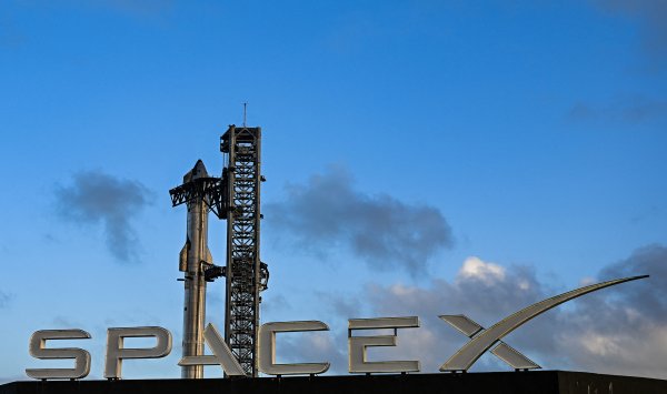 SpaceX ускоряет план посадки на Луну из-за давления со стороны НАСА