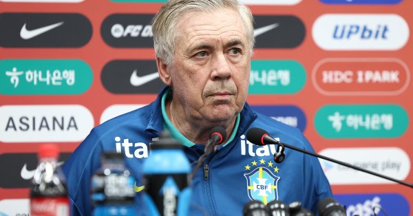 Анчелотти с советом на скамейке запасных Реала