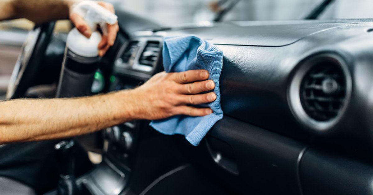 Почему не следует использовать очиститель для стекол на приборной панели