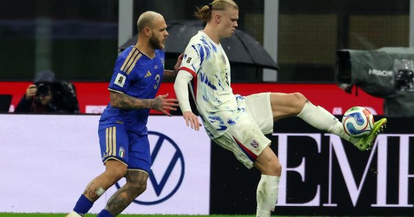 Холланд взорвался на Манчини: Он тронул мою задницу!