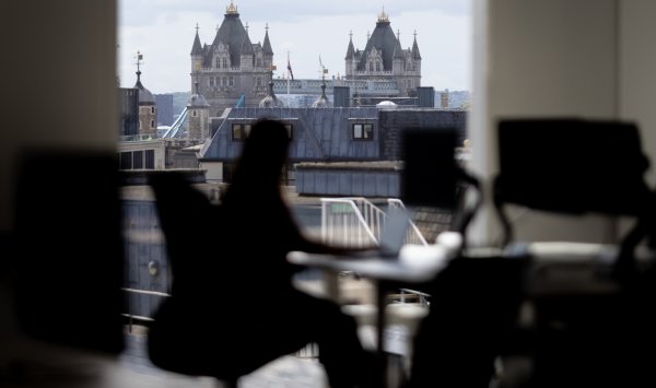 ИИ ведет войну с рабочими местами «белых воротничков». Это пойдет плохо.