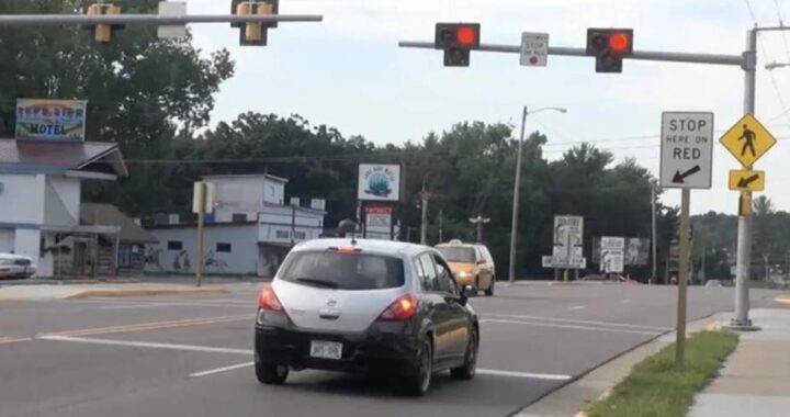 Необычные светофоры сбивают с толку водителей в больших городах