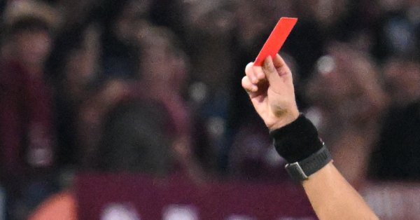 Невидимый: Футболиста наказали на 99 лет!