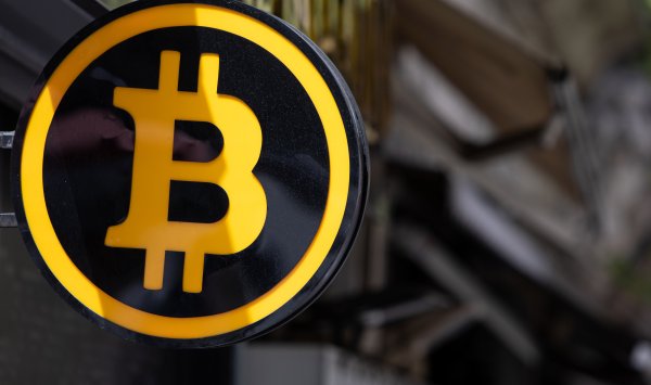 Падение биткоина влияет на участников рынка в нестабильной торговой среде