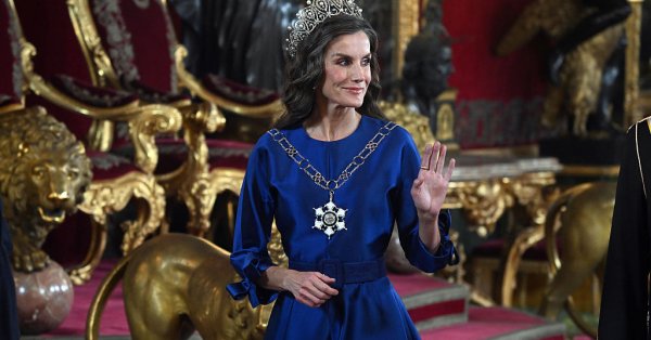 Старое платье и историческая тиара – королева Летиция сменила стиль