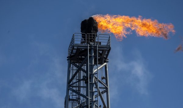 Нефть достигла очередного недельного минимума, опасения по поводу переизбытка предложения растут