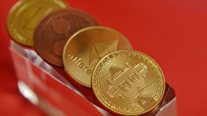 Коррекция на крипторынке: первый «Красный октябрь» с 2018 года, но институциональный интерес растёт