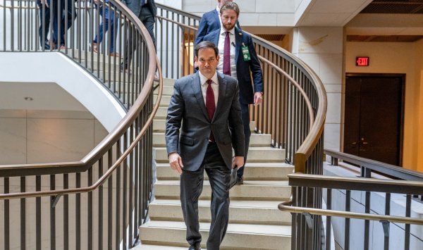 Трамп неожиданно отзывает десятки карьерных послов со всего мира