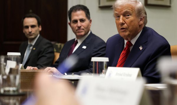 США начнут принимать заявления на получение визы Golden Card, заявил Трамп