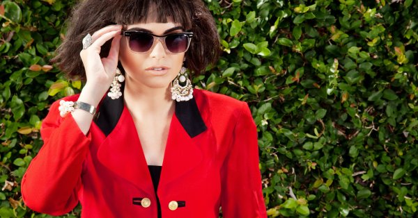 Этой осенью короткие пальто в стиле милитари – самый актуальный, элегантный и сексуальный тренд.