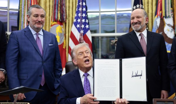 Трамп подписывает указ об ограничении государственного регулирования в области ИИ