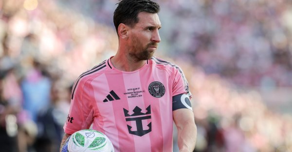 Любовь: индийцы воздвигли 21-метровую статую Месси + ВИДЕО