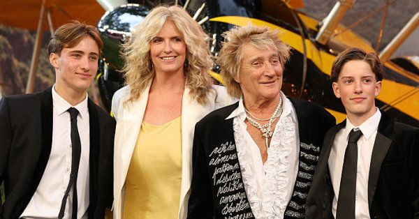 Пенни Ланкастер расплакалась, вспоминая свой эмоциональный роман с 80-летним Родом Стюартом.