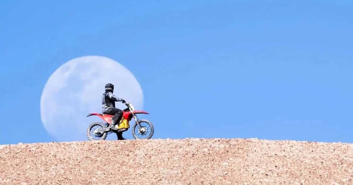 Электрический мотоцикл прошёл там, где не может бензин