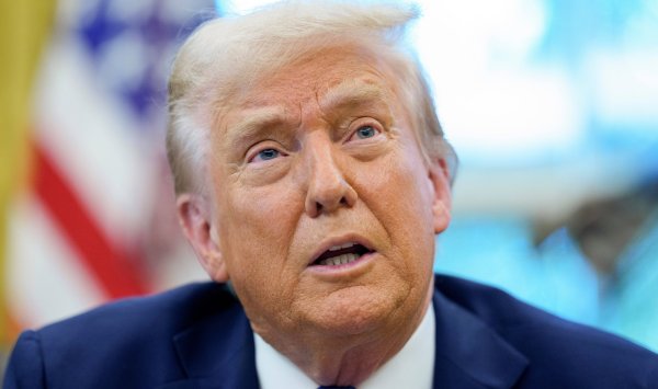 Суд оставил в силе назначенный Трампом сбор за визу H-1B в размере 100 000 долларов США.