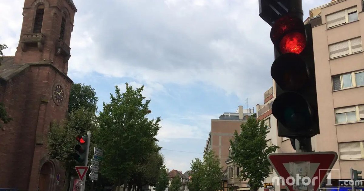 Политик предложил убрать красные светофоры и дорожные знаки