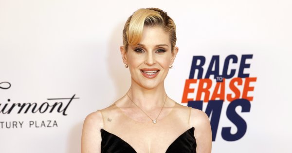 Келли Осборн отвечает на критику за слишком большую потерю веса, поскольку она справляется с потерей отца