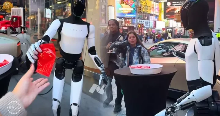 Хммм… что это было? Робот Оптимус упал на закрытой вечеринке, но сделал это очень странным образом