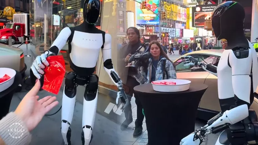 Хммм… что это было? Робот Оптимус упал на закрытой вечеринке, но сделал это очень странным образом