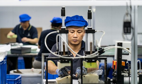 Заводская активность в Китае растет, положив конец самому продолжительному спаду за всю историю