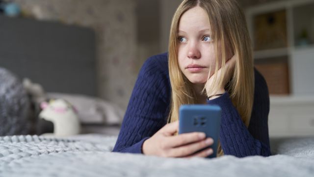 Дети, у которых появился телефон в 12 лет, имеют более высокий риск…