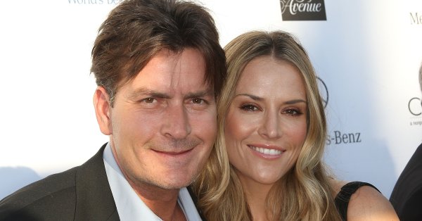 Брук Мюллер, бывшая Чарли Шина, утверждает, что актер должен ей 15 миллионов долларов.