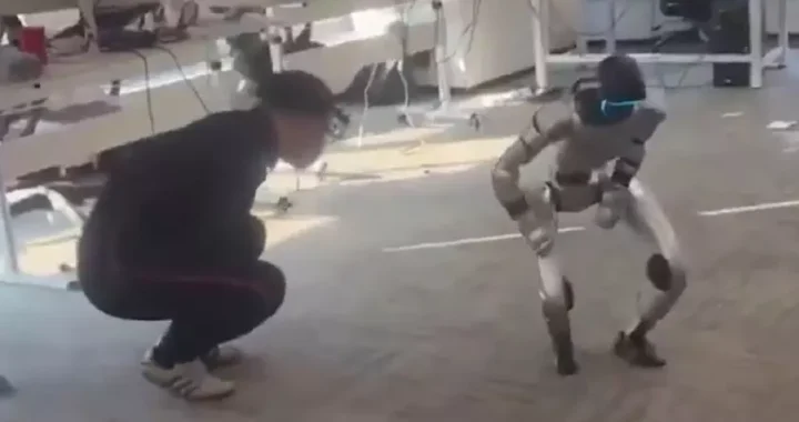 Это месть? Робот-гуманоид Unitree G1 неожиданно ударил мастера боевых искусств в пах