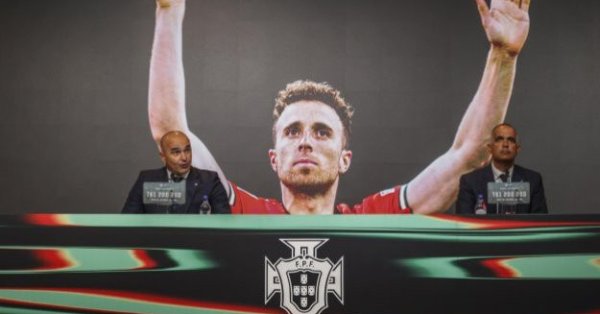 Сыновья Диогу Жоты выходят с талисманами матча «Ливерпуль» — «Вулверхэмптон»