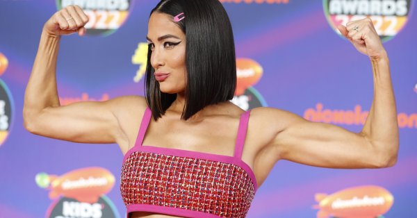 К постели 20-летнего футболиста отправили женщину-борца